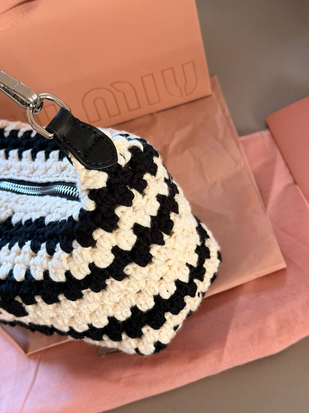 Black and white woven lunch box bag