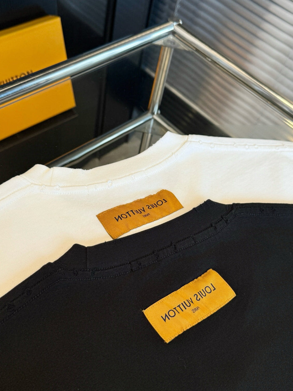 Embroidered short sleeves with lettering and floral logo