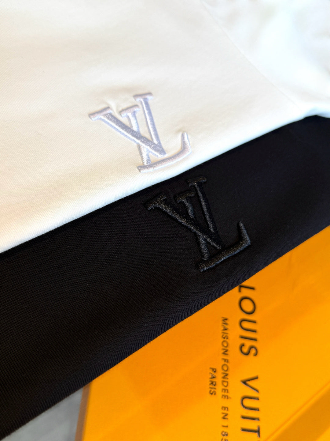 Embroidered short sleeves with lettering and floral logo