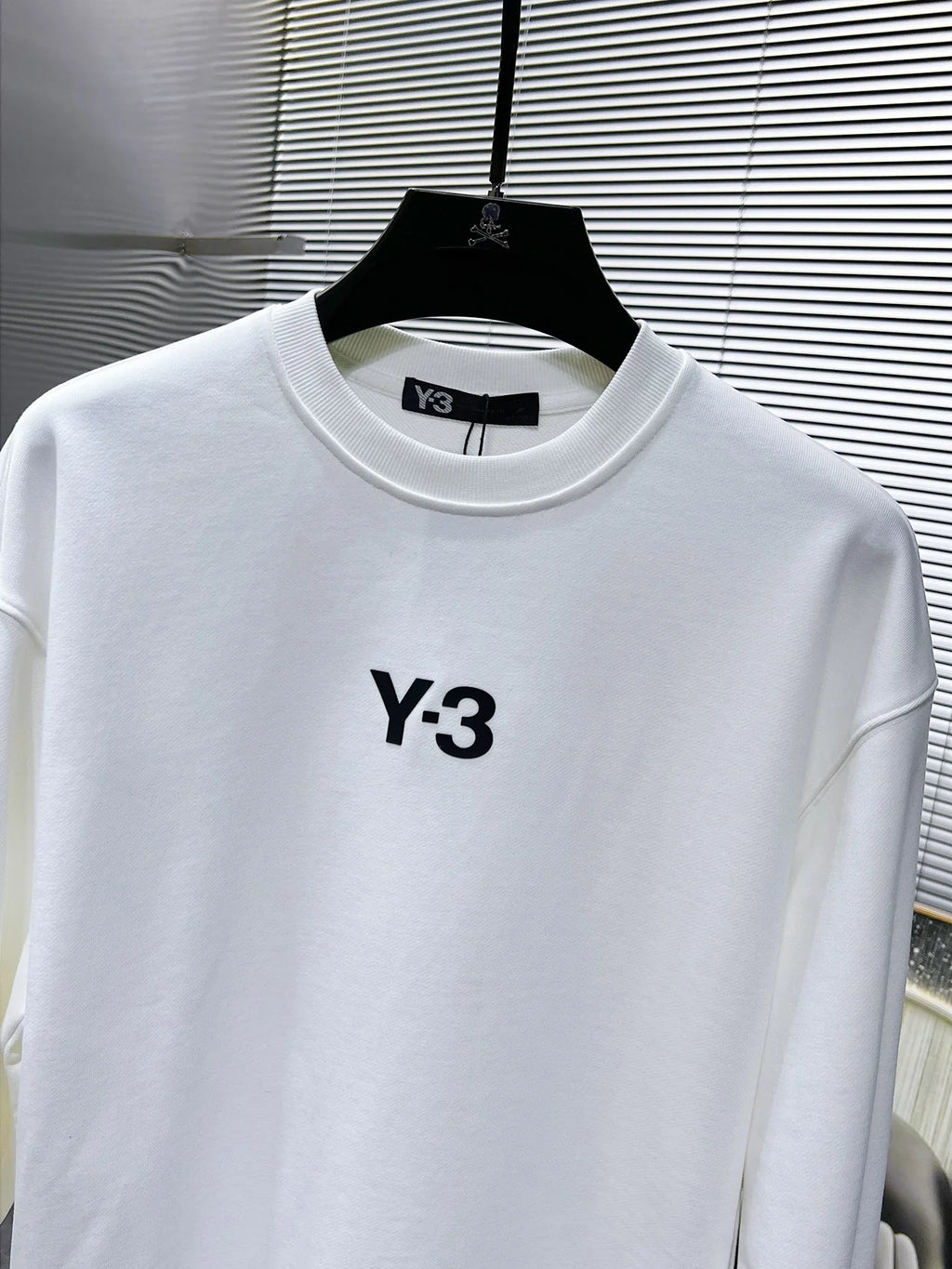 New long sleeved round neck sweatshirt