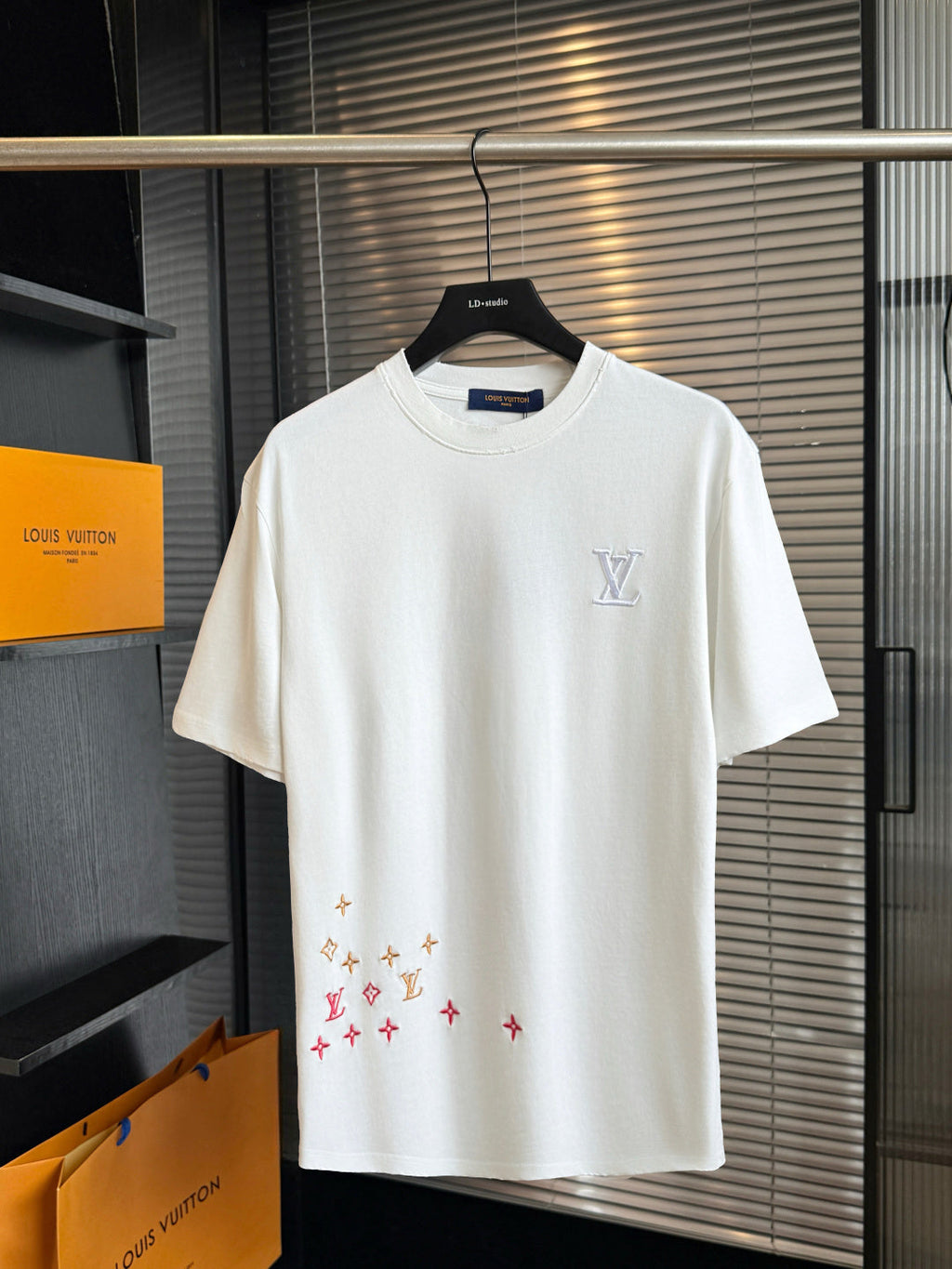 Embroidered short sleeves with lettering and floral logo