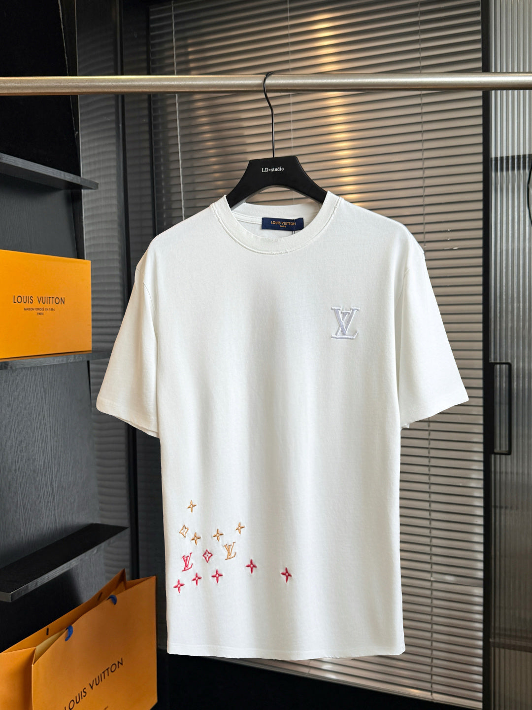 Embroidered short sleeves with lettering and floral logo