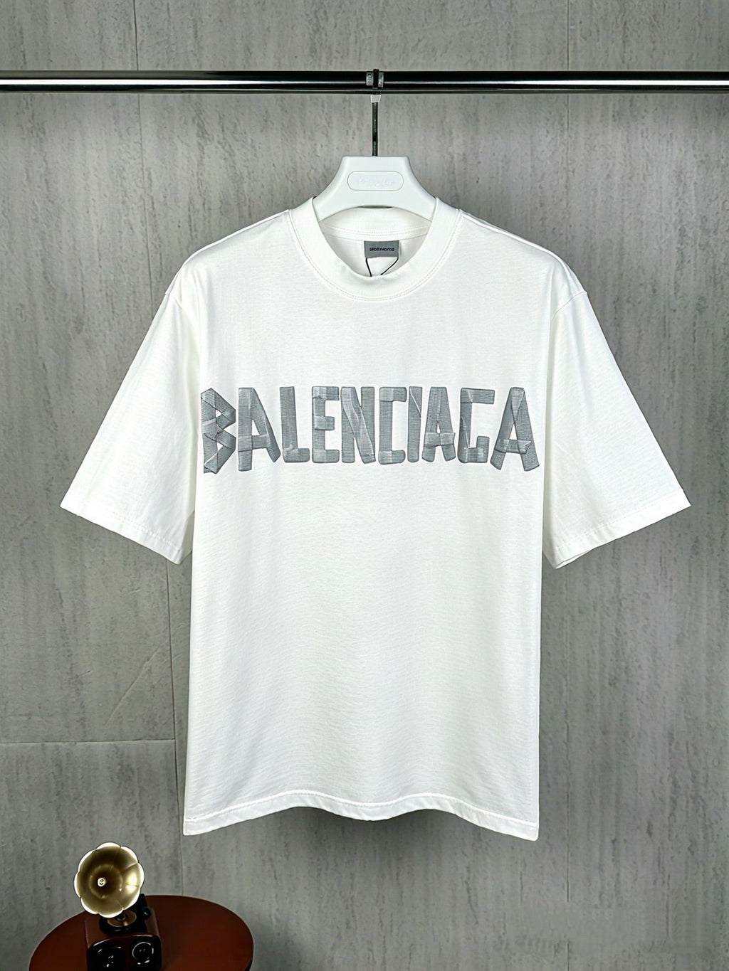 Adhesive tape letter pattern couple's short sleeved T-shirt