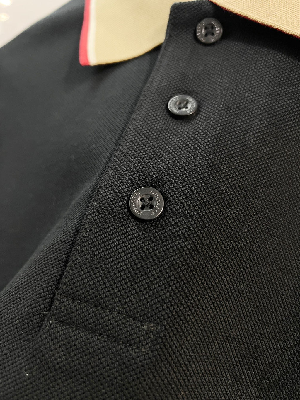Color blocked flat machine collar with dark embroidery letters polo shirt