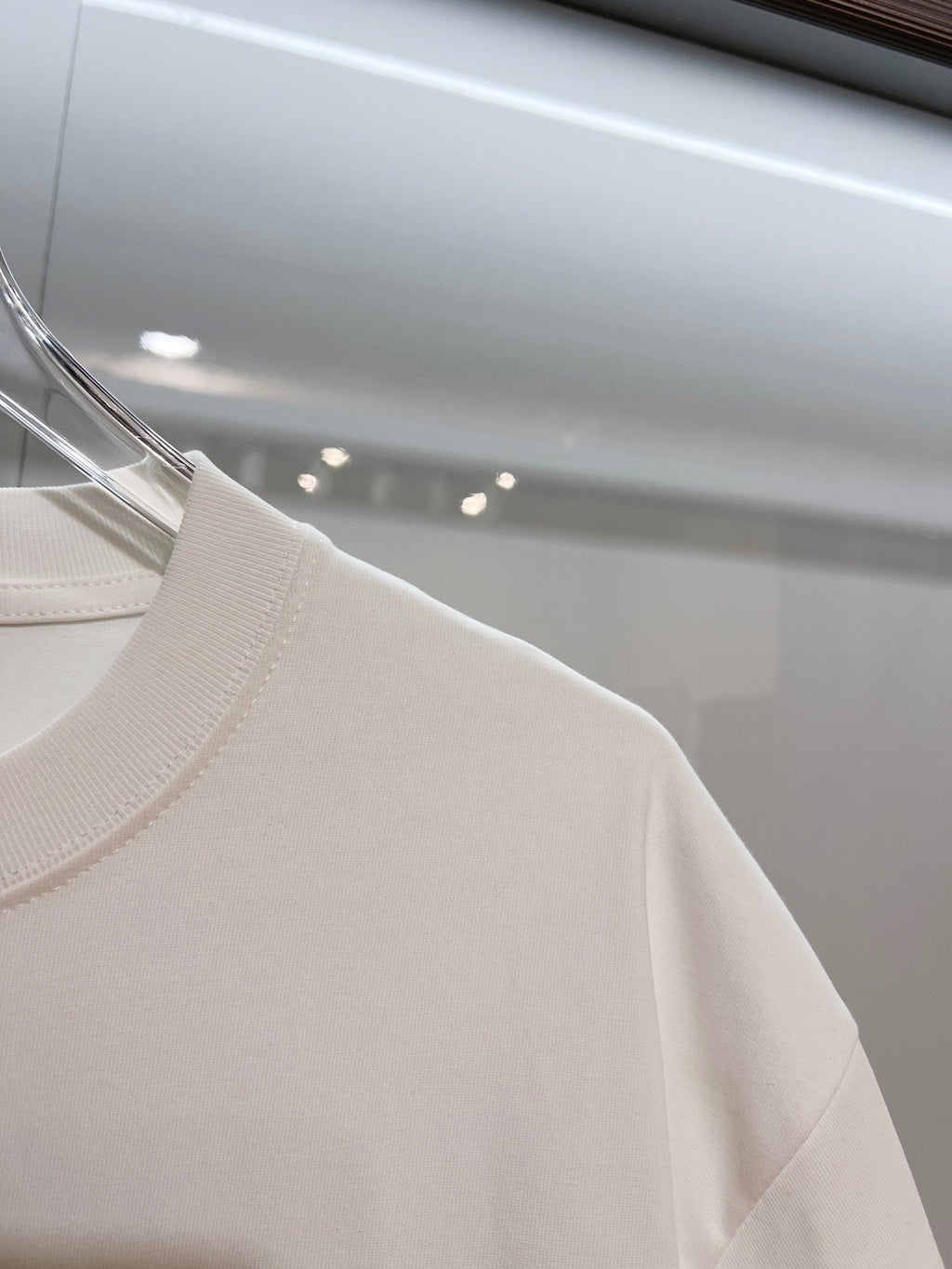 Minimally contrasting offset printed letter round neck T-shirt