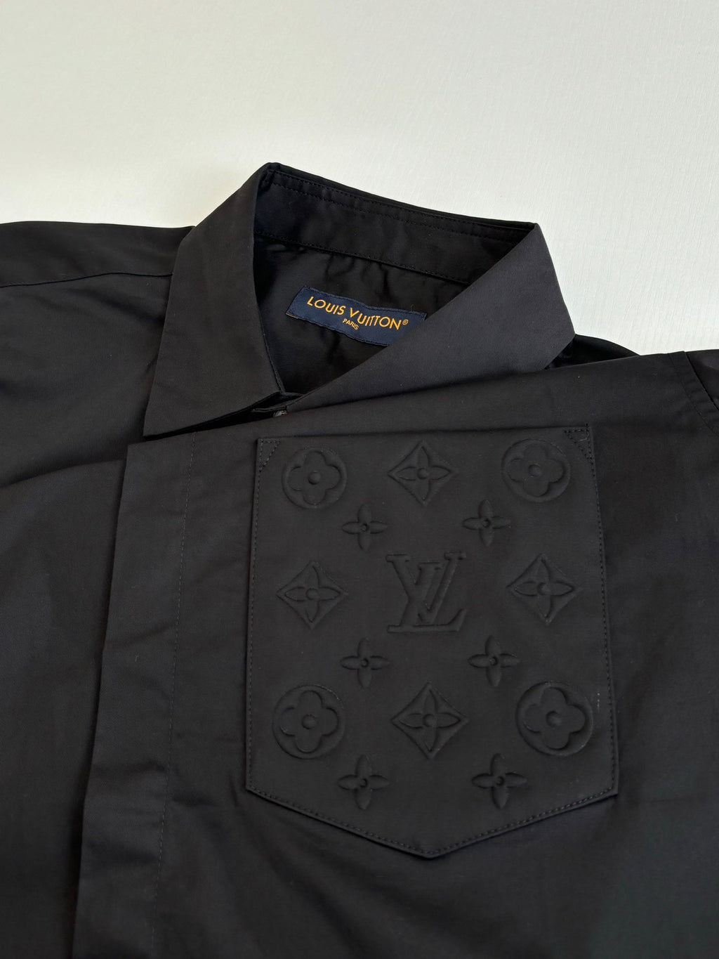 The embossed pocket lapel short sleeved shirt