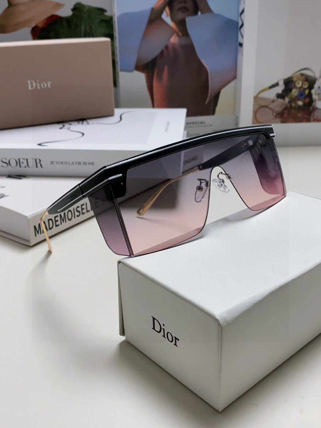 Large frame letter logo fashionable sunglasses