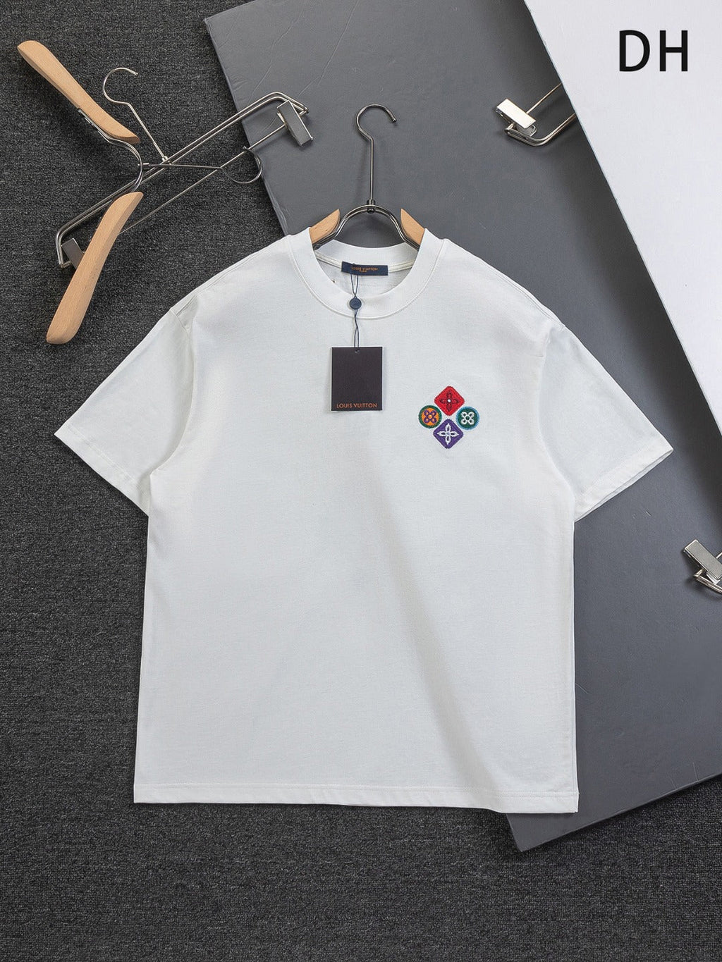 Four leaf clover embroidered round neck T-shirt
