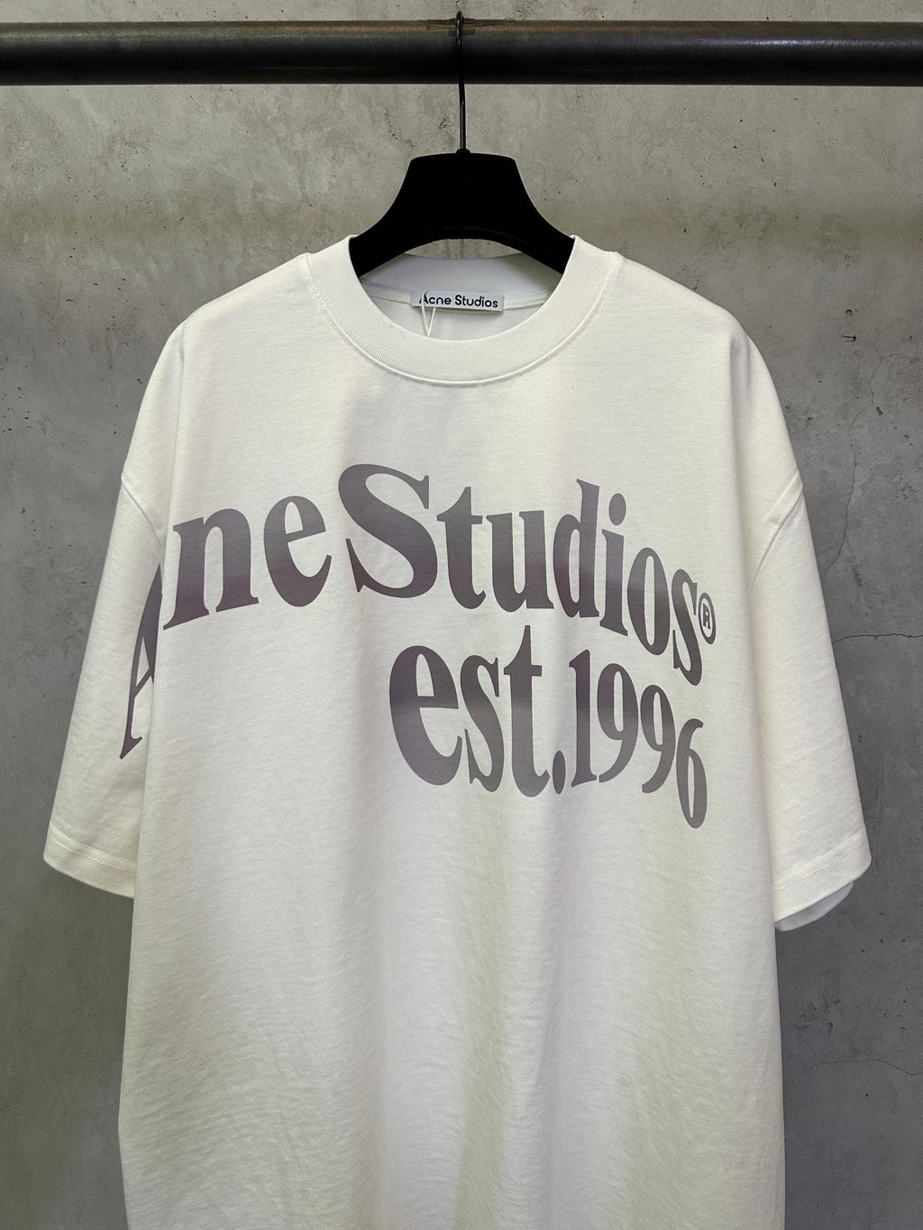 Large letter logo short sleeved T-shirt