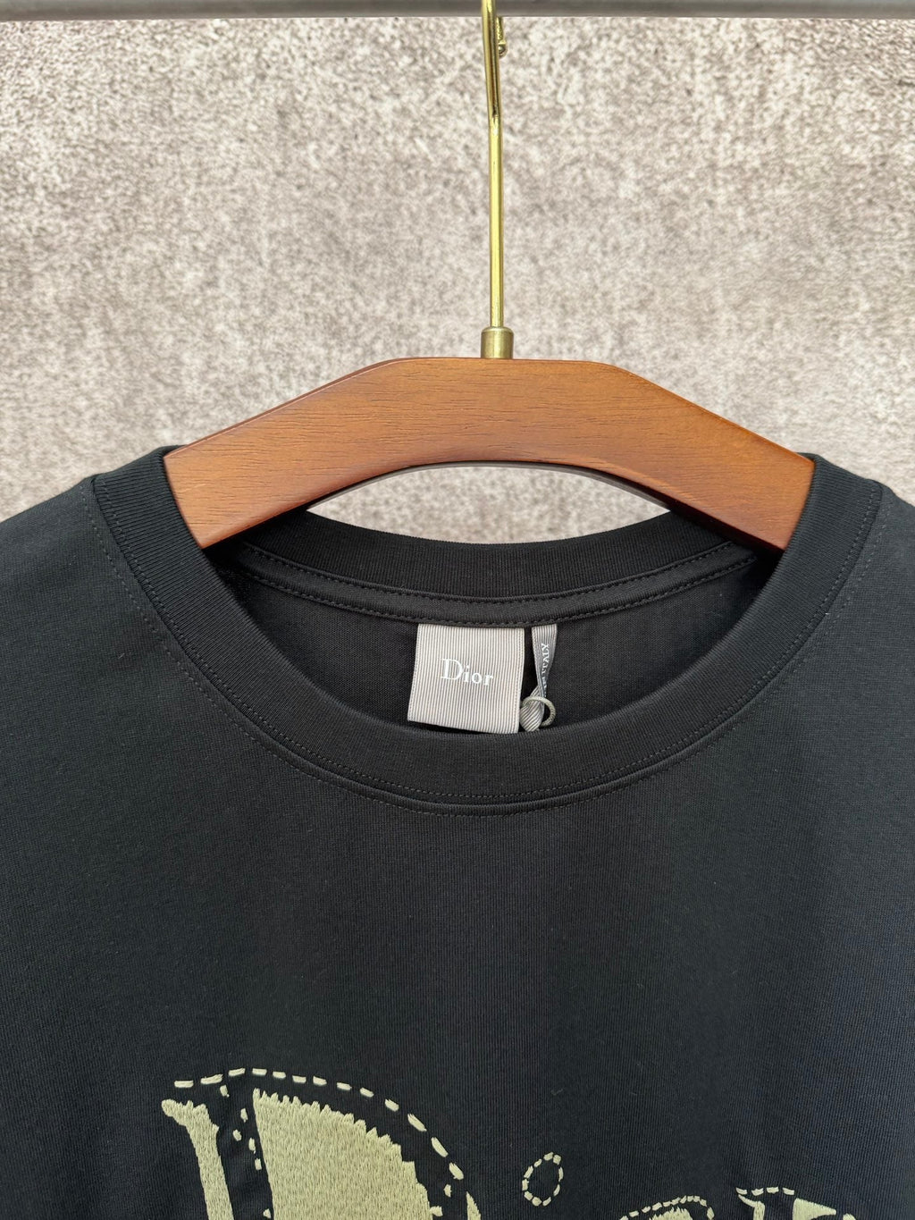 Short sleeved T-shirt with letter embroidery style