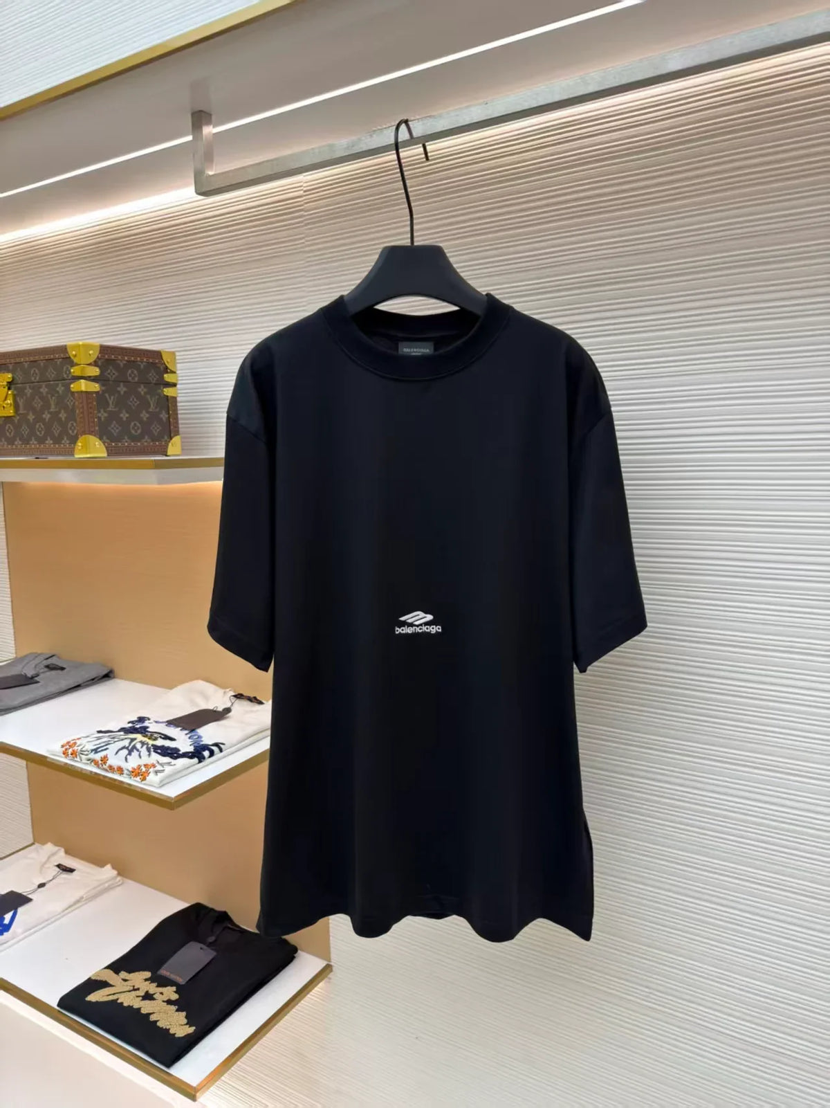 Embroidered round neck short sleeved shirt