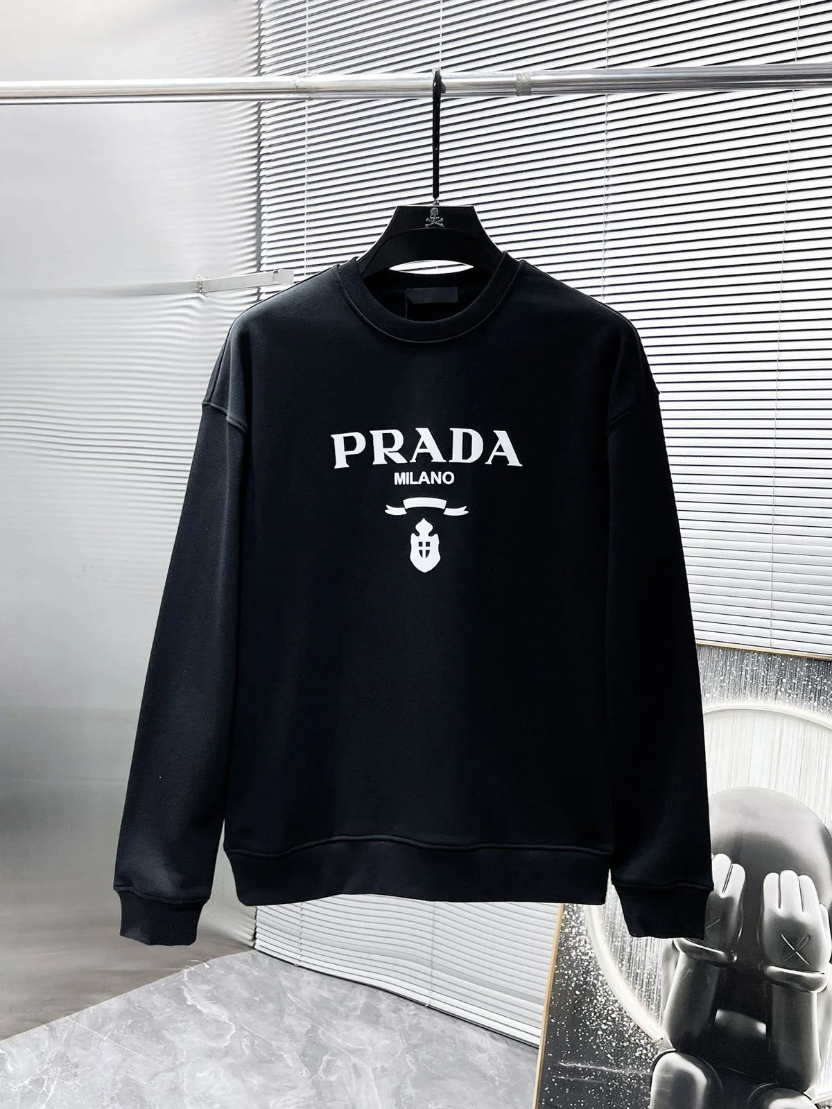New long sleeved round neck sweatshirt