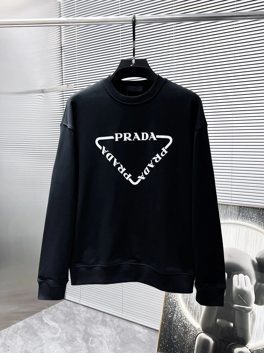 New long sleeved round neck sweatshirt