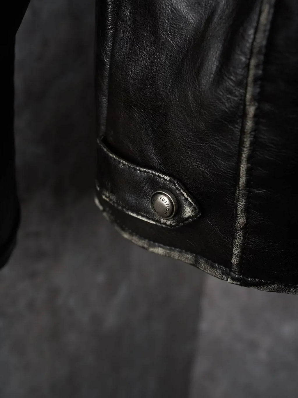V-neck diagonal zipper used leather jacket