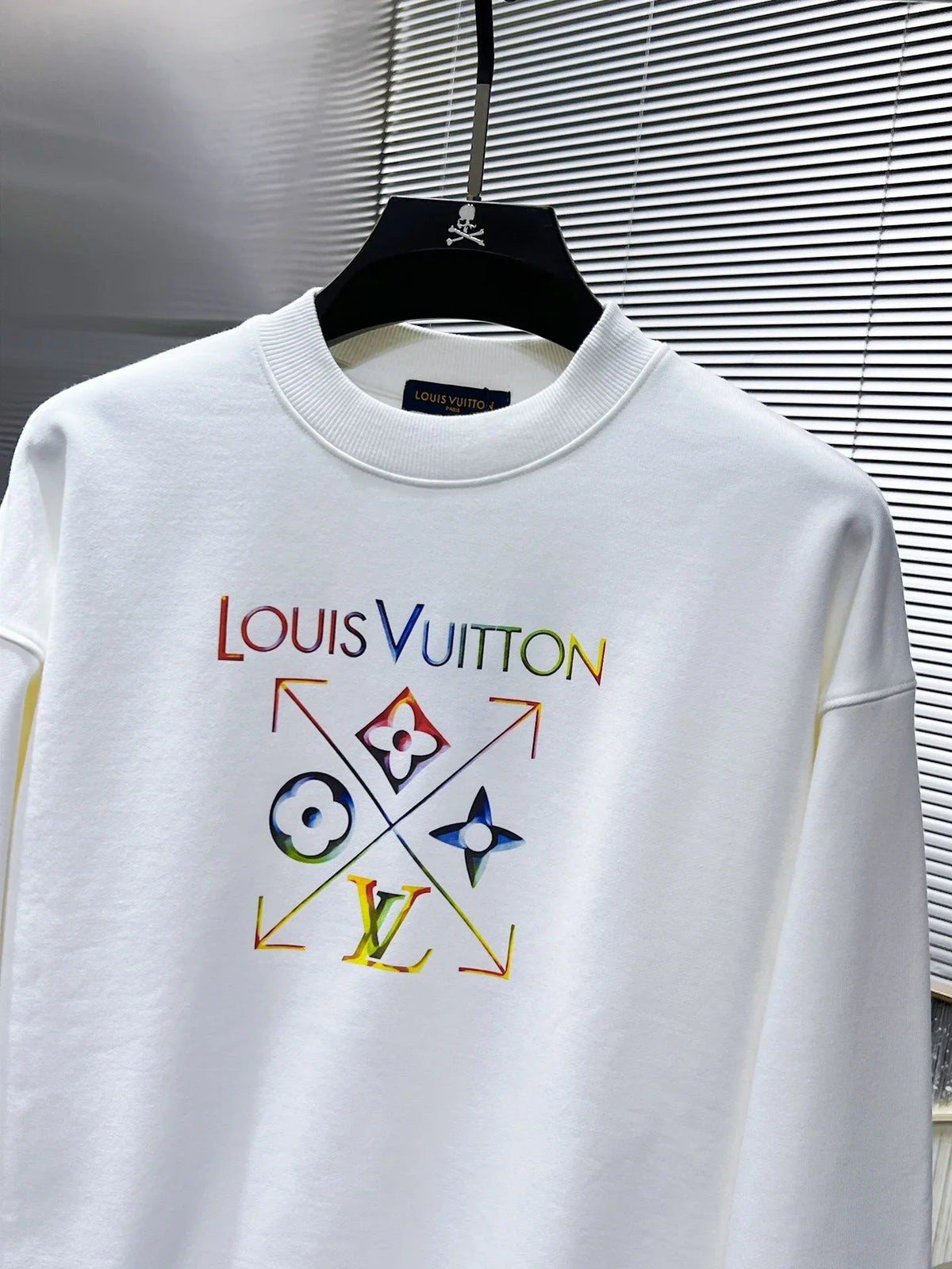 New long sleeved round neck sweatshirt