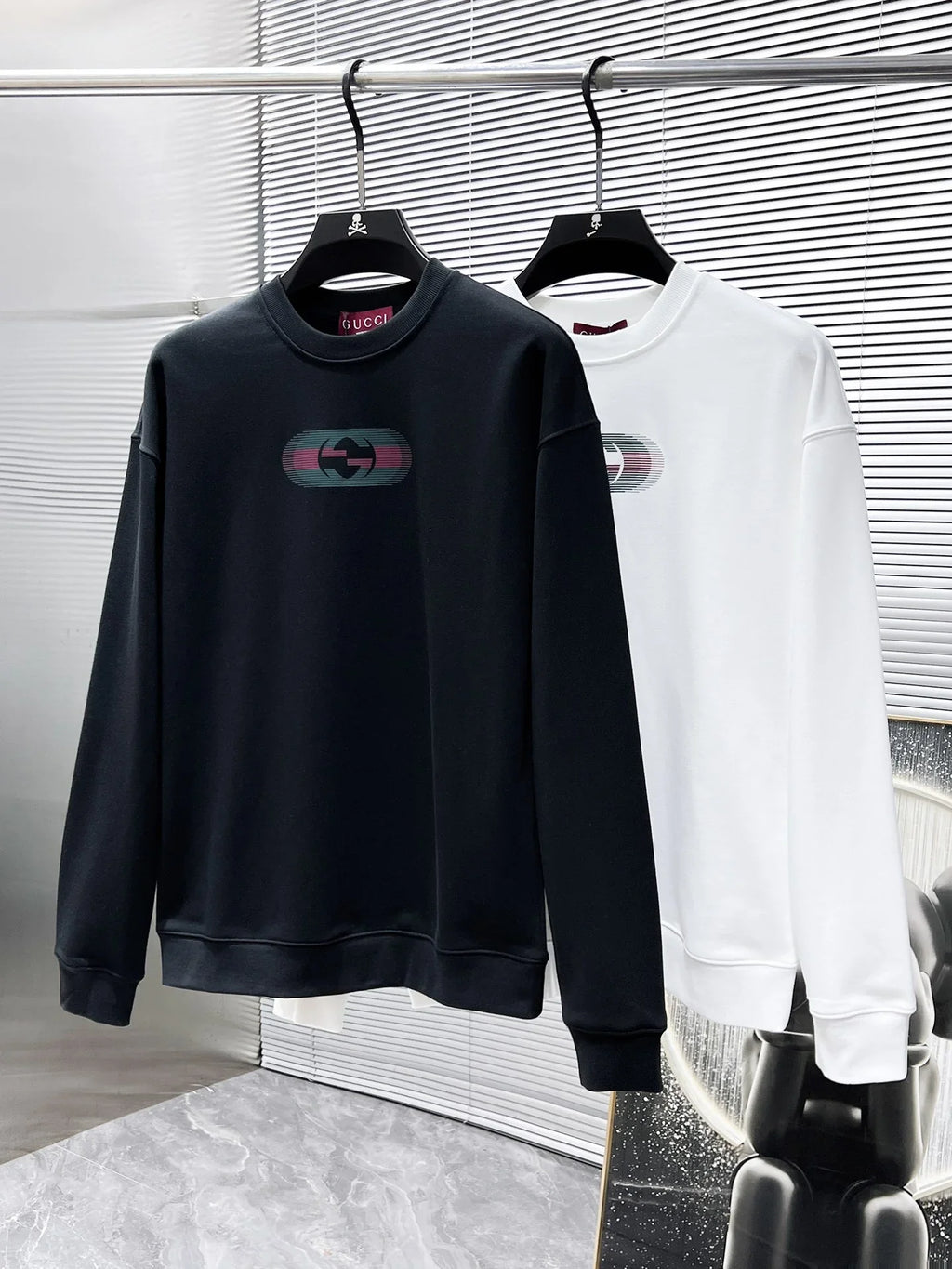 New long sleeved round neck sweatshirt