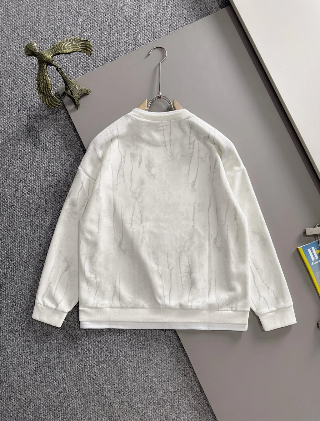 New round neck sweatshirt with long sleeves