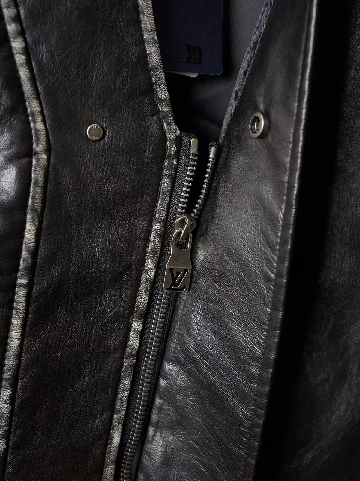 V-neck diagonal zipper used leather jacket