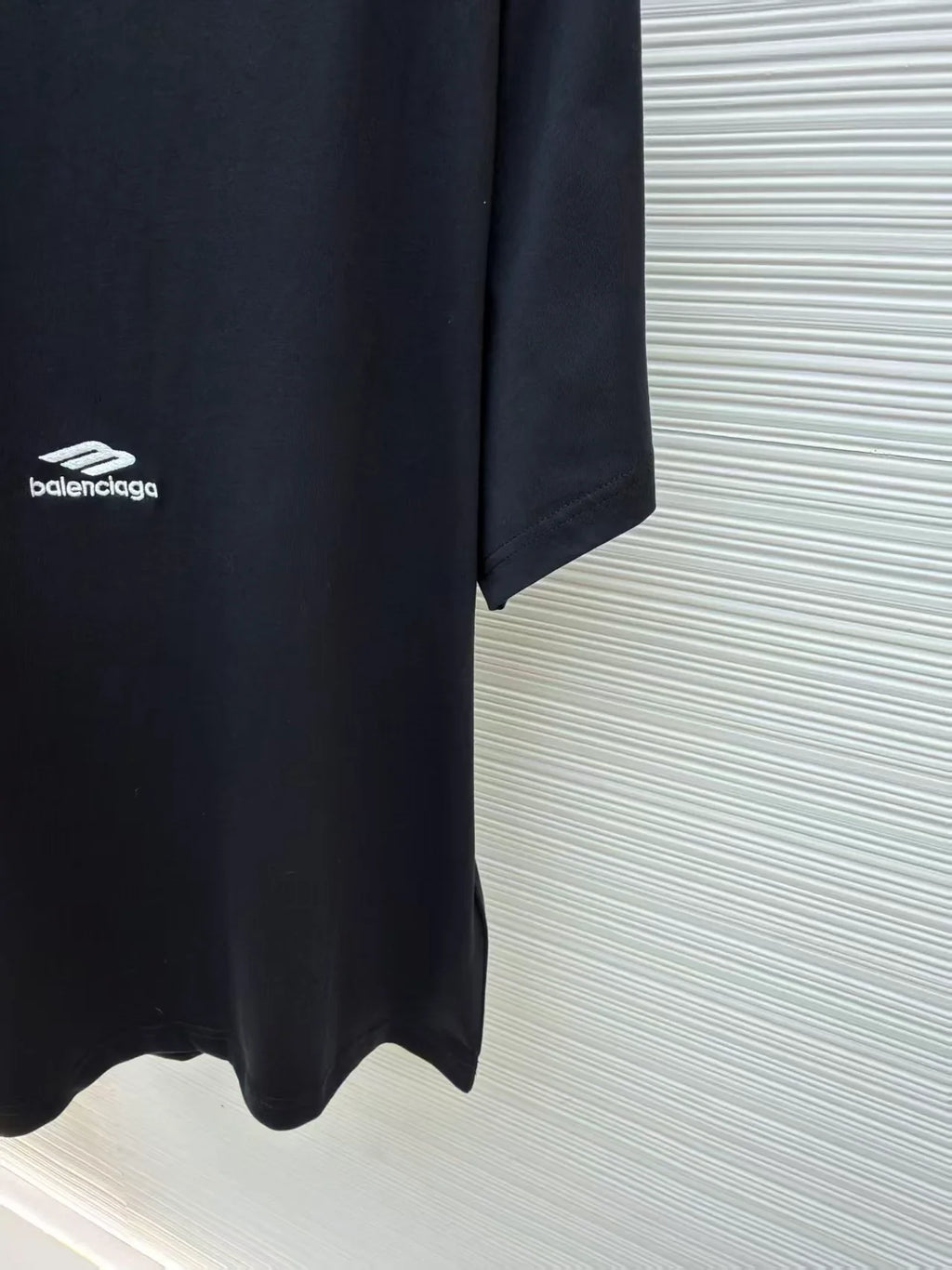 Embroidered round neck short sleeved shirt