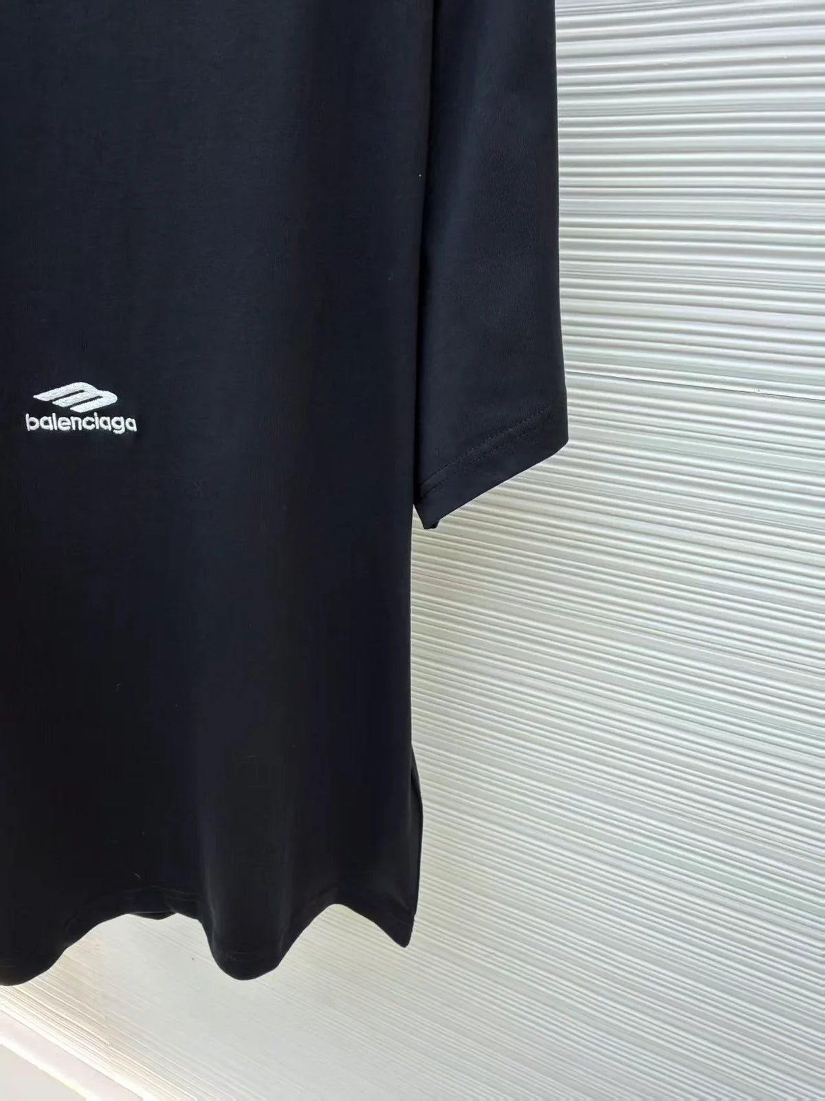Embroidered round neck short sleeved shirt