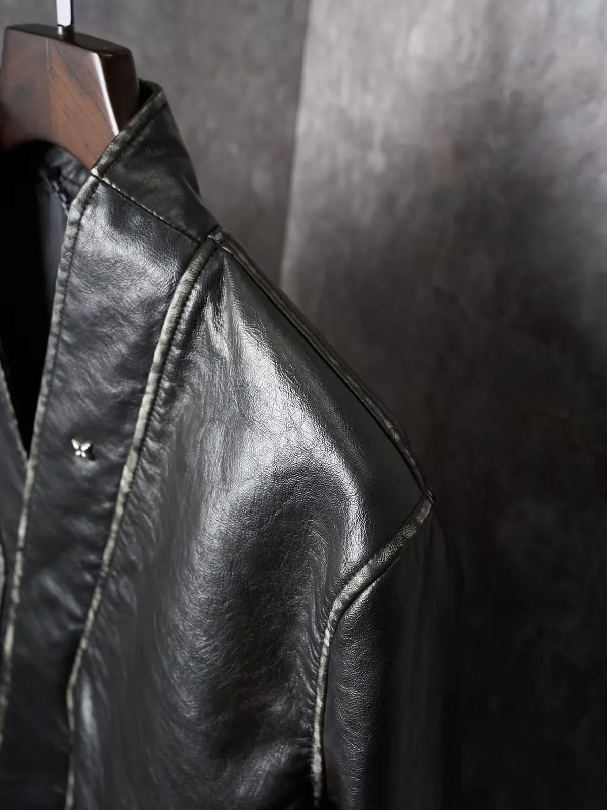 V-neck diagonal zipper used leather jacket