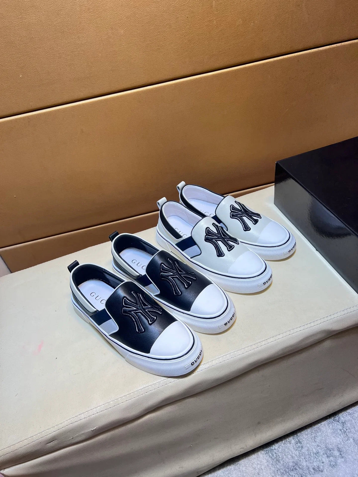 Modern style sports men's shoes