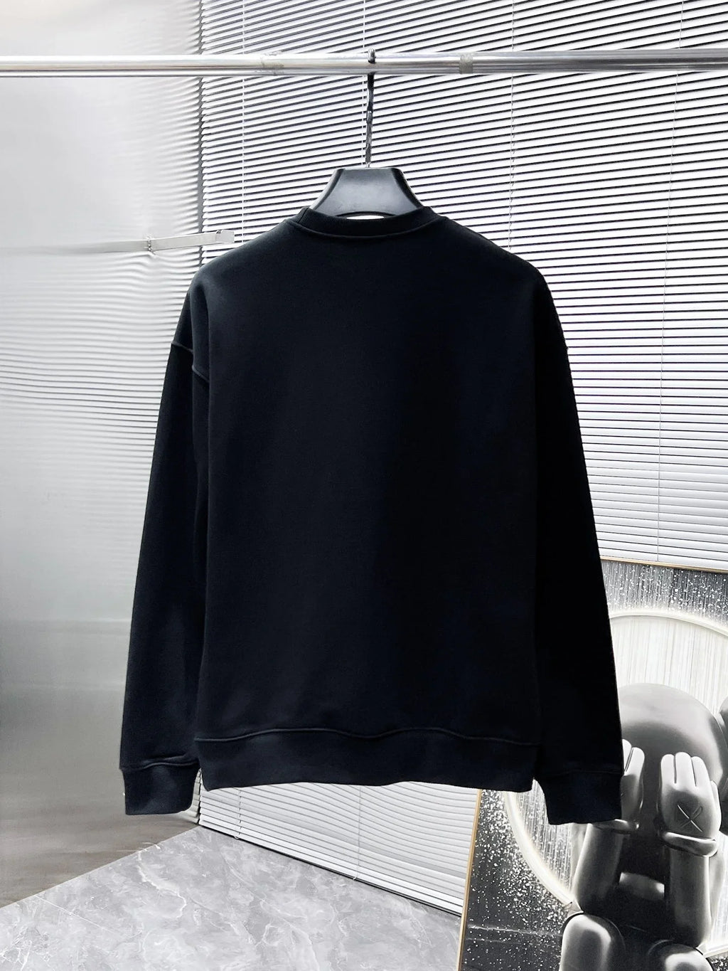 New long sleeved round neck sweatshirt