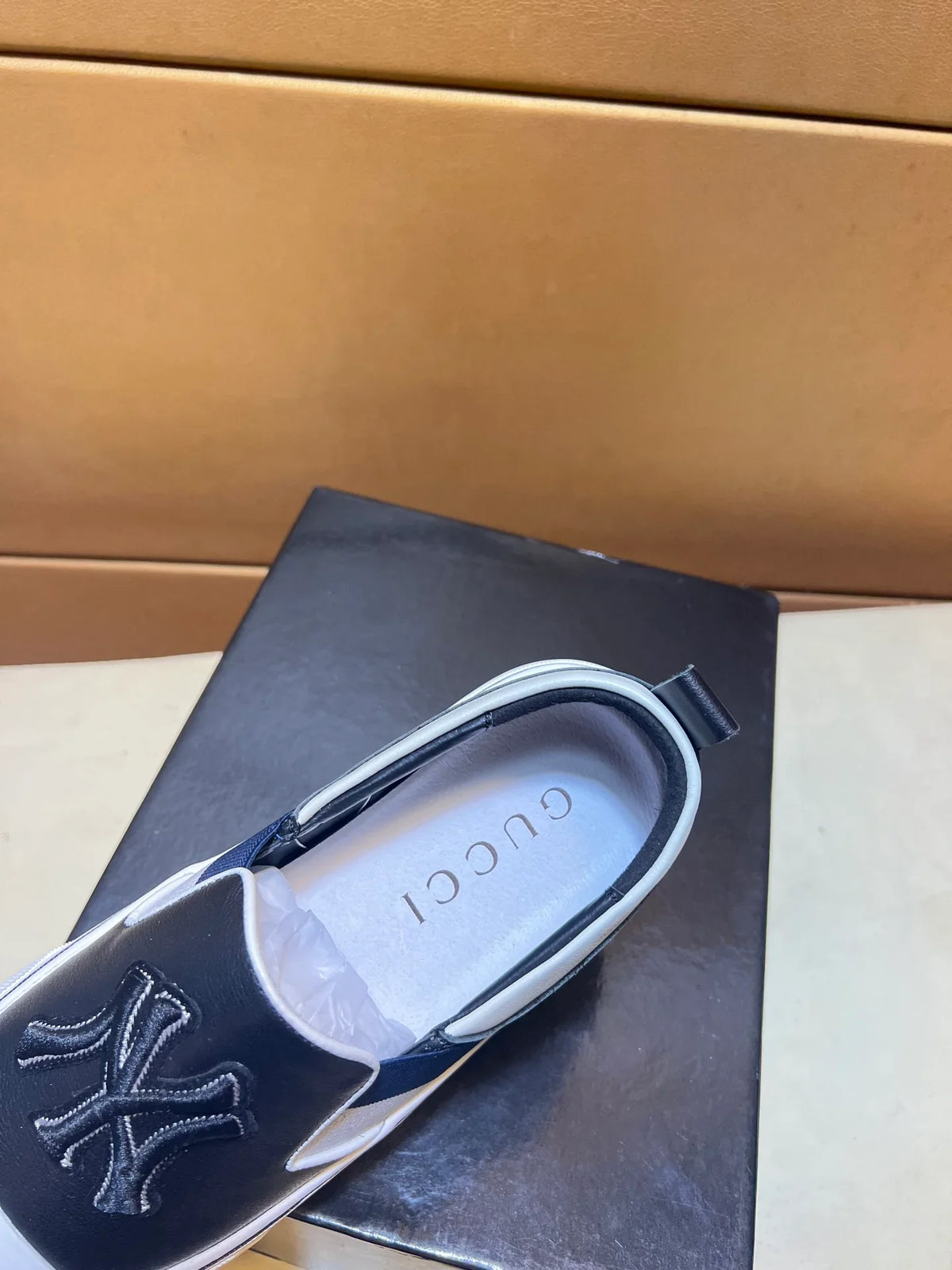 Modern style sports men's shoes