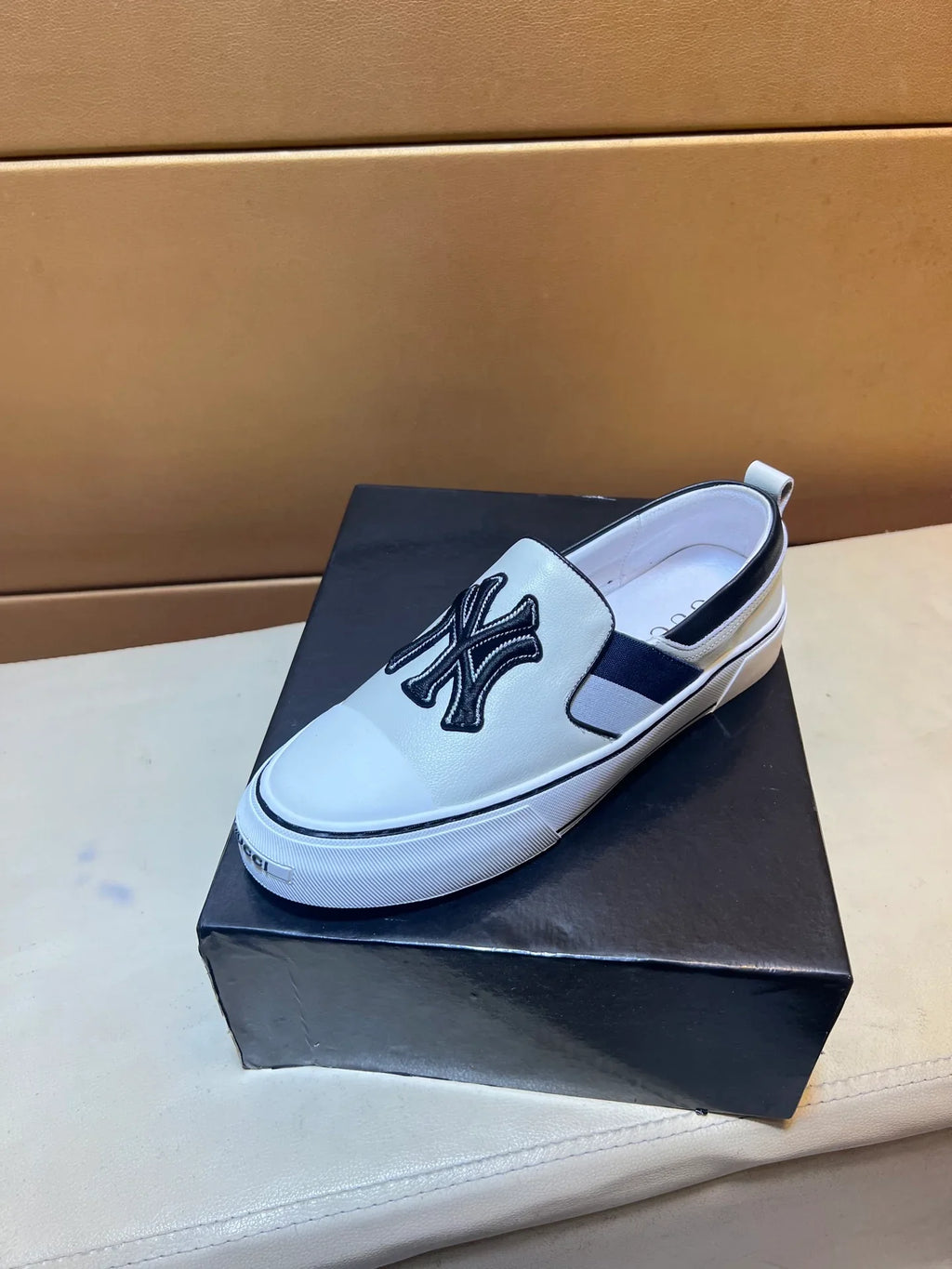 Modern style sports men's shoes