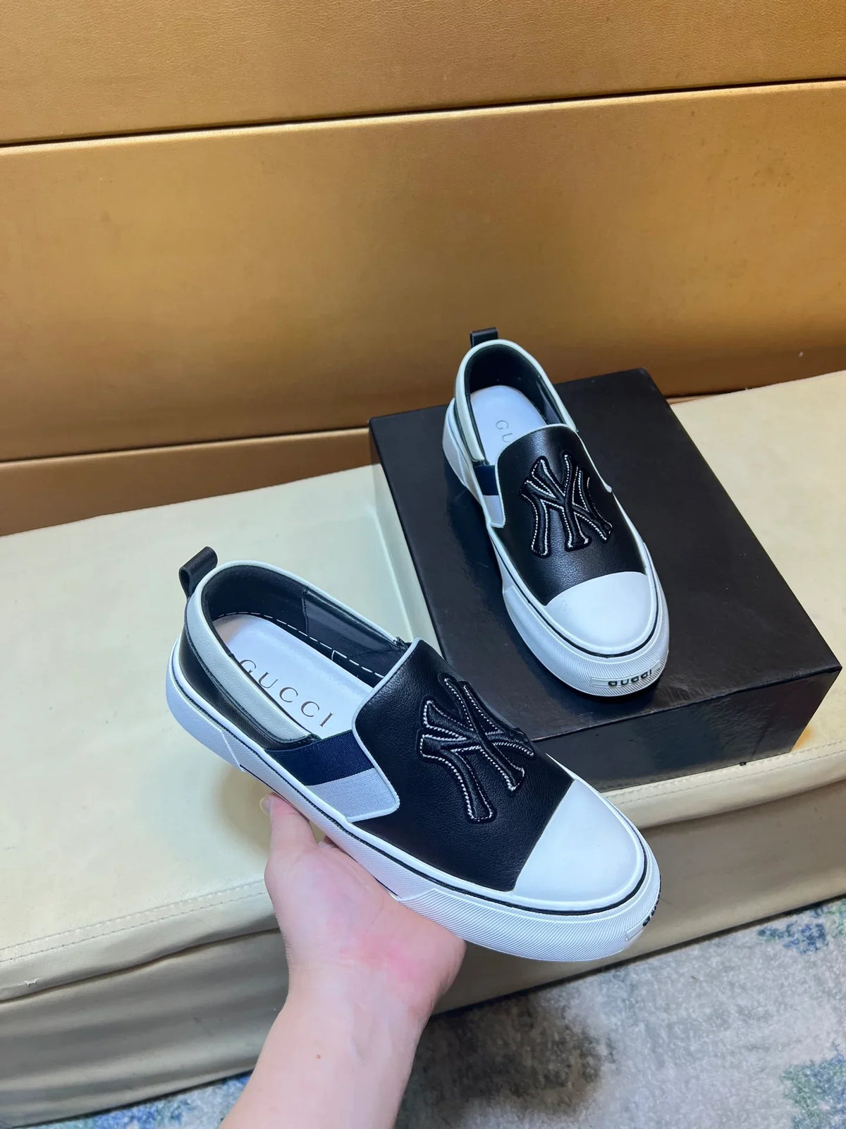 Modern style sports men's shoes