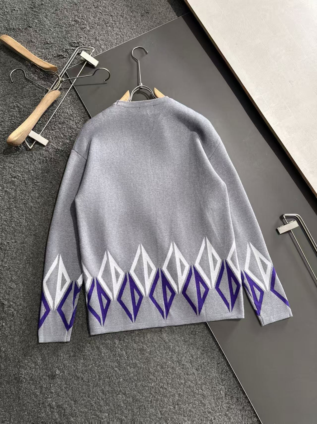 New long sleeved round neck sweater