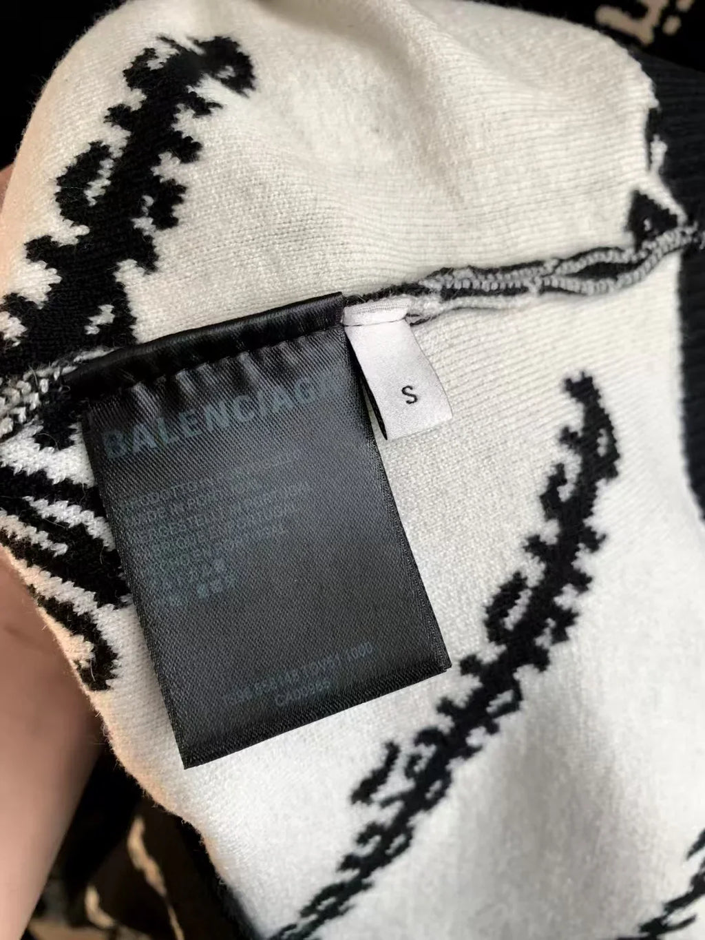 New round neck sweater