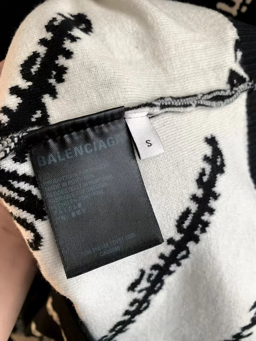 New round neck sweater