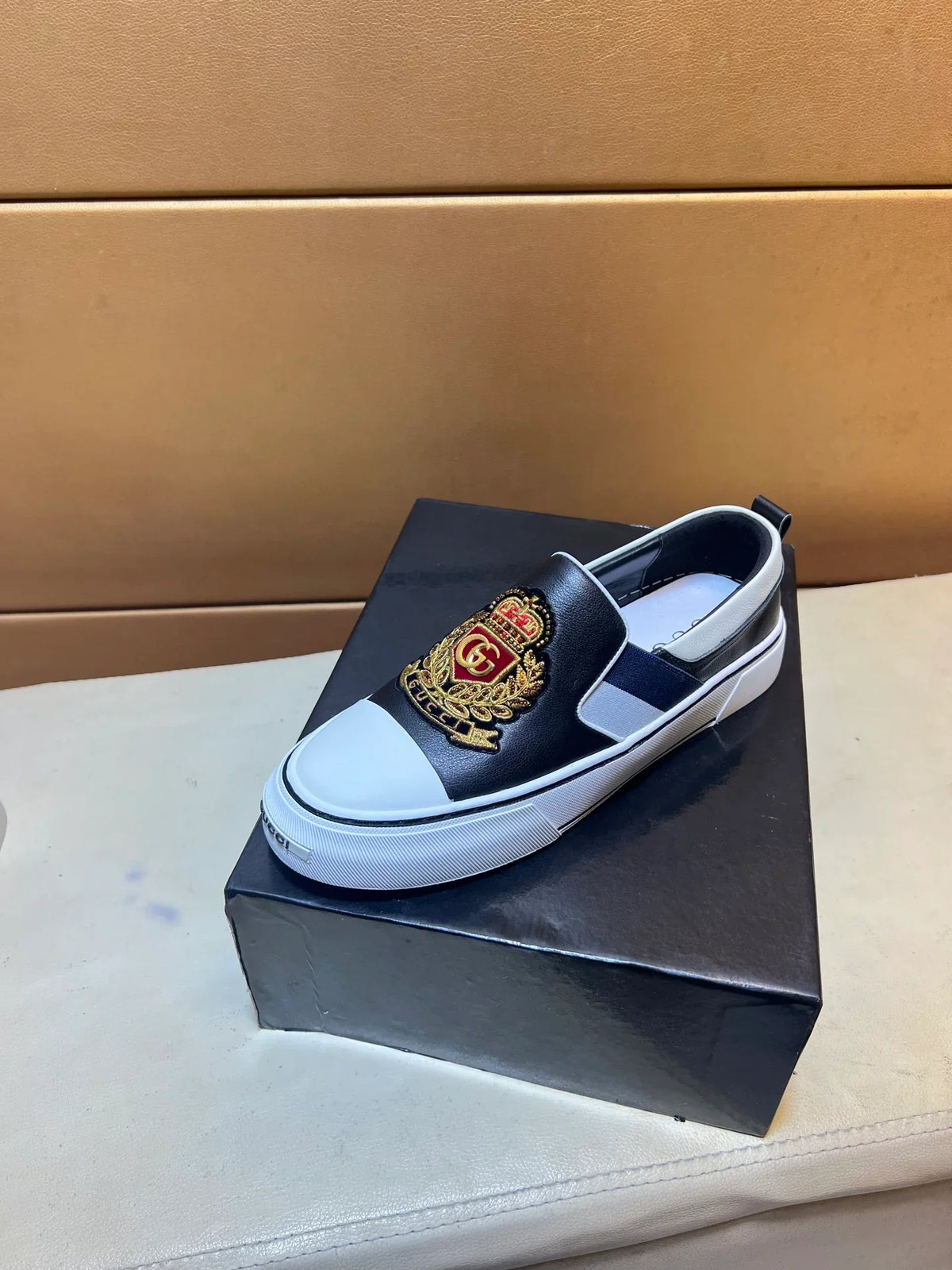 Modern style sports men's shoes