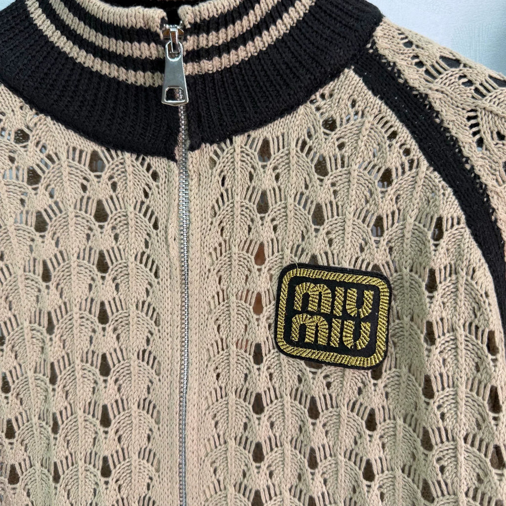 26Cut-Out Knit Set