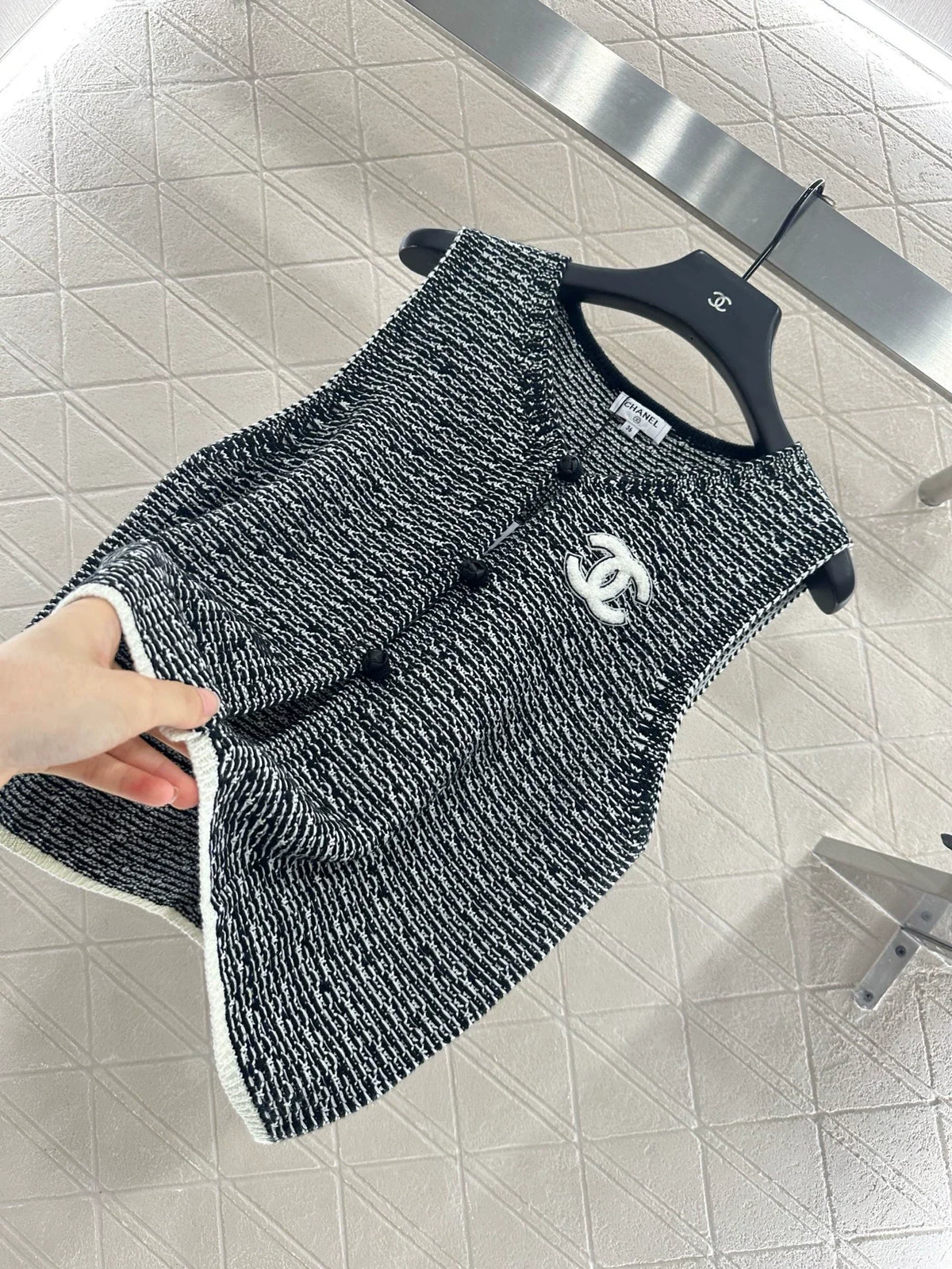 25fw Knitted vest with buckle