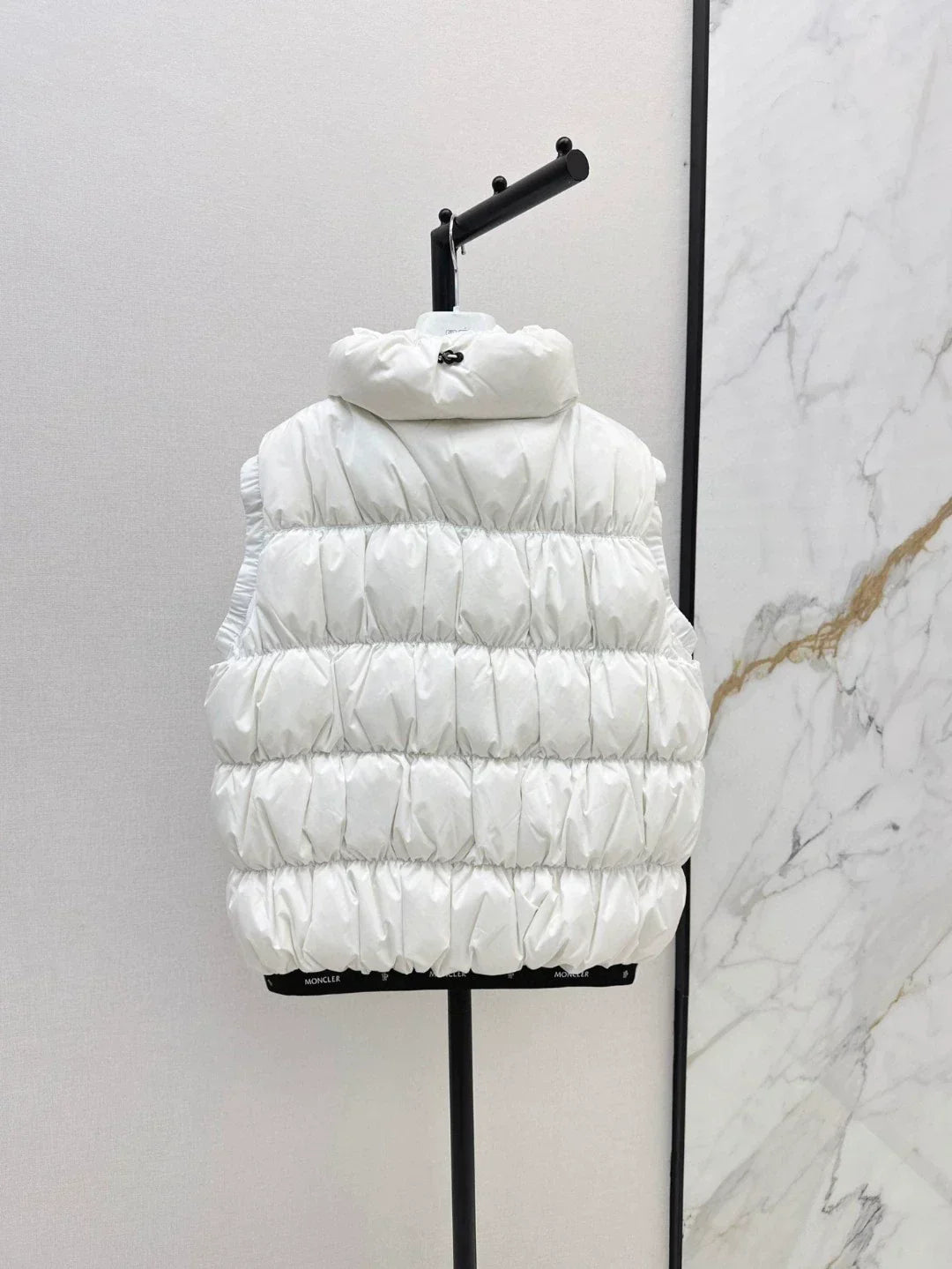 25 Collar decoration down vest