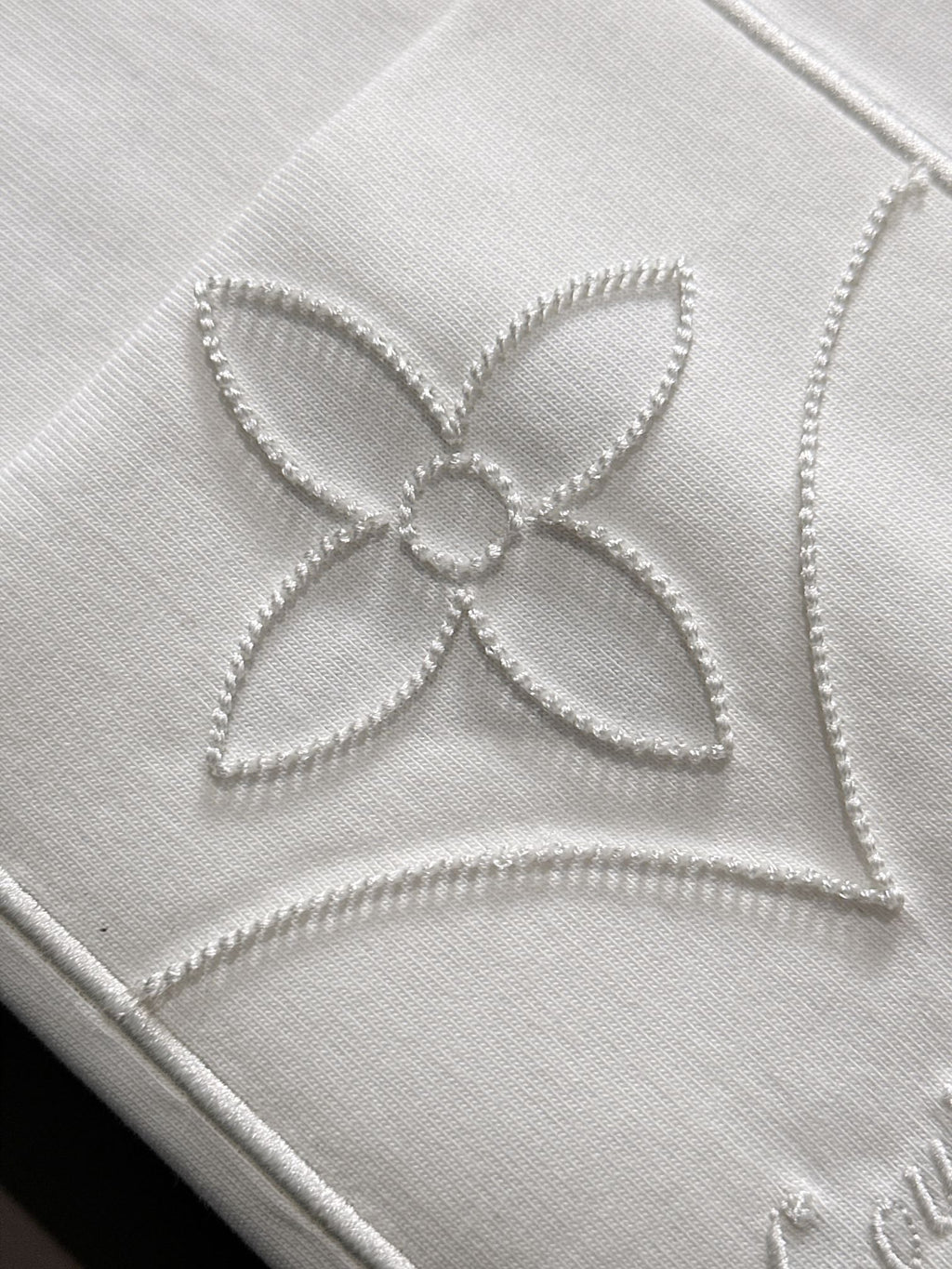 Embroidered clover letter logo short sleeved t-shirt
