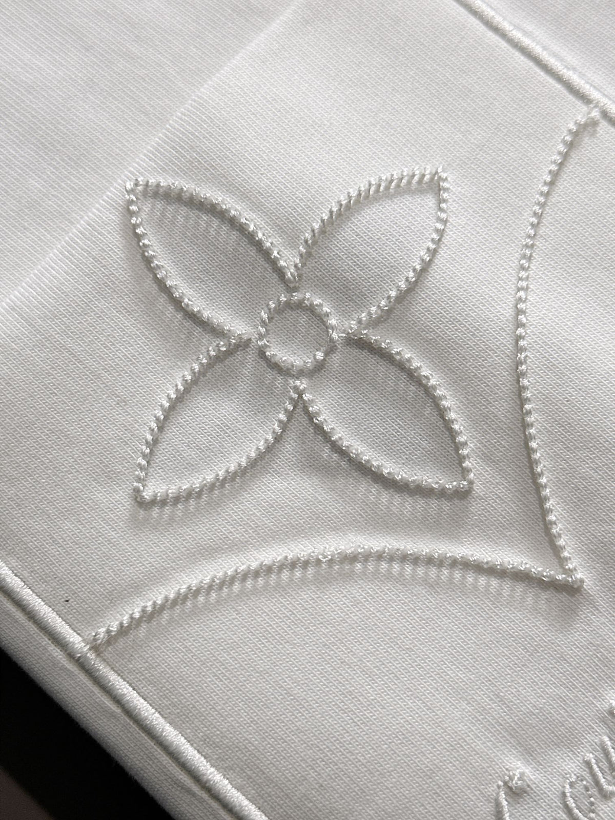 Embroidered clover letter logo short sleeved t-shirt