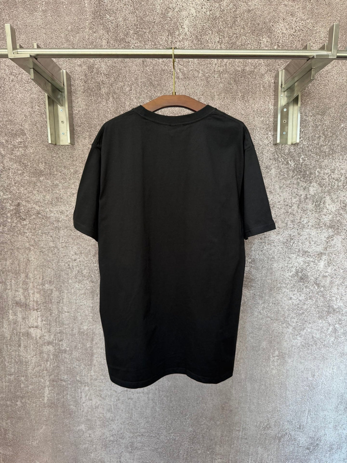 Short sleeved T-shirt with letter embroidery style