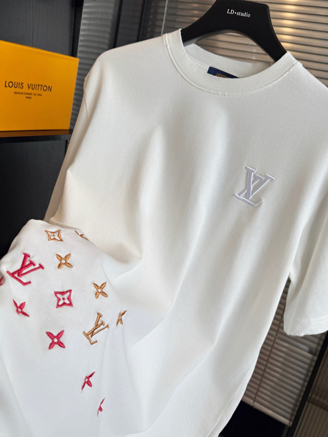 Embroidered short sleeves with lettering and floral logo