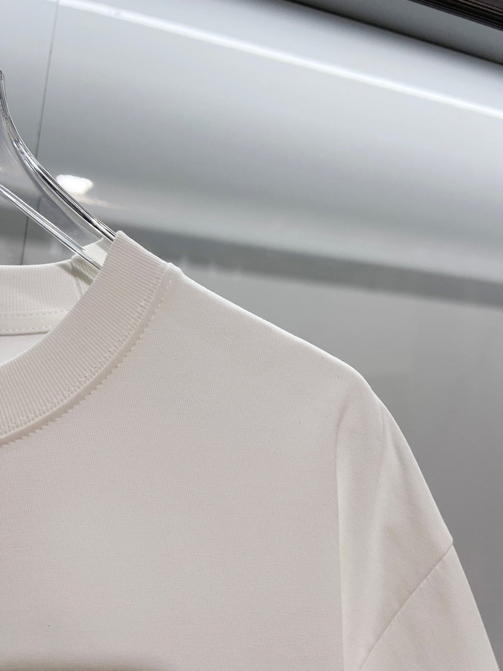 Solid color three-dimensional raised offset letter round neck T-shirt