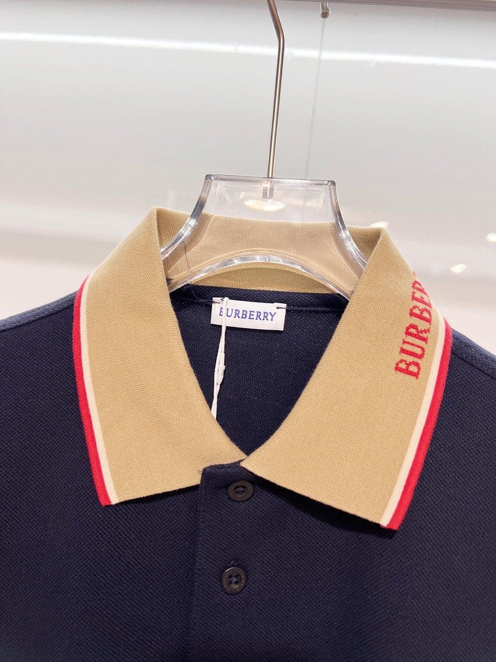 Color blocked flat machine collar with dark embroidery letters polo shirt