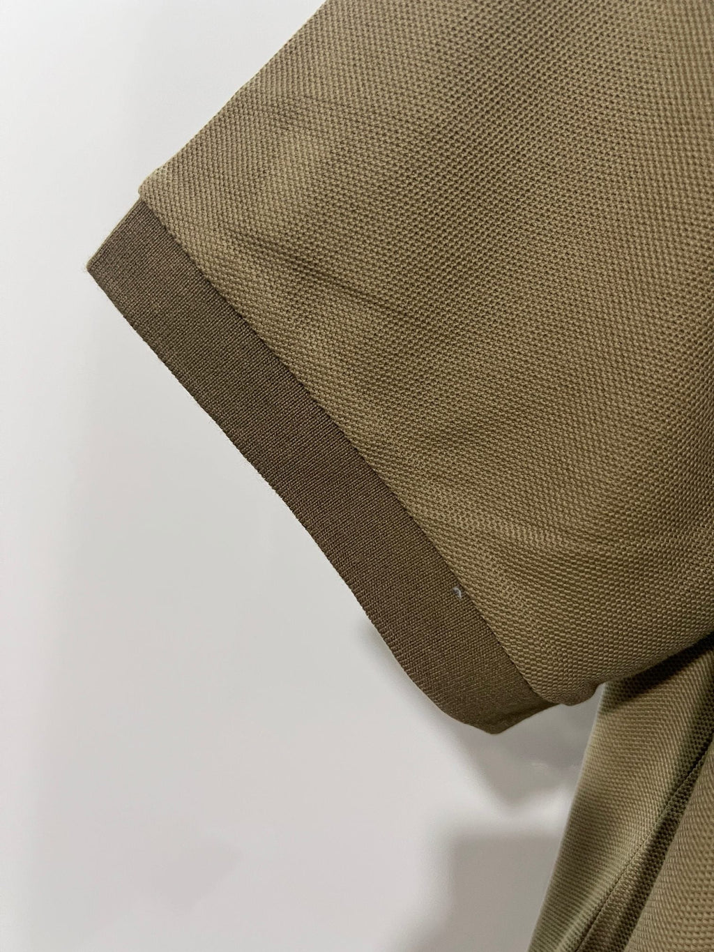 Minimally spliced contrasting plaid collar with letter polo shirt