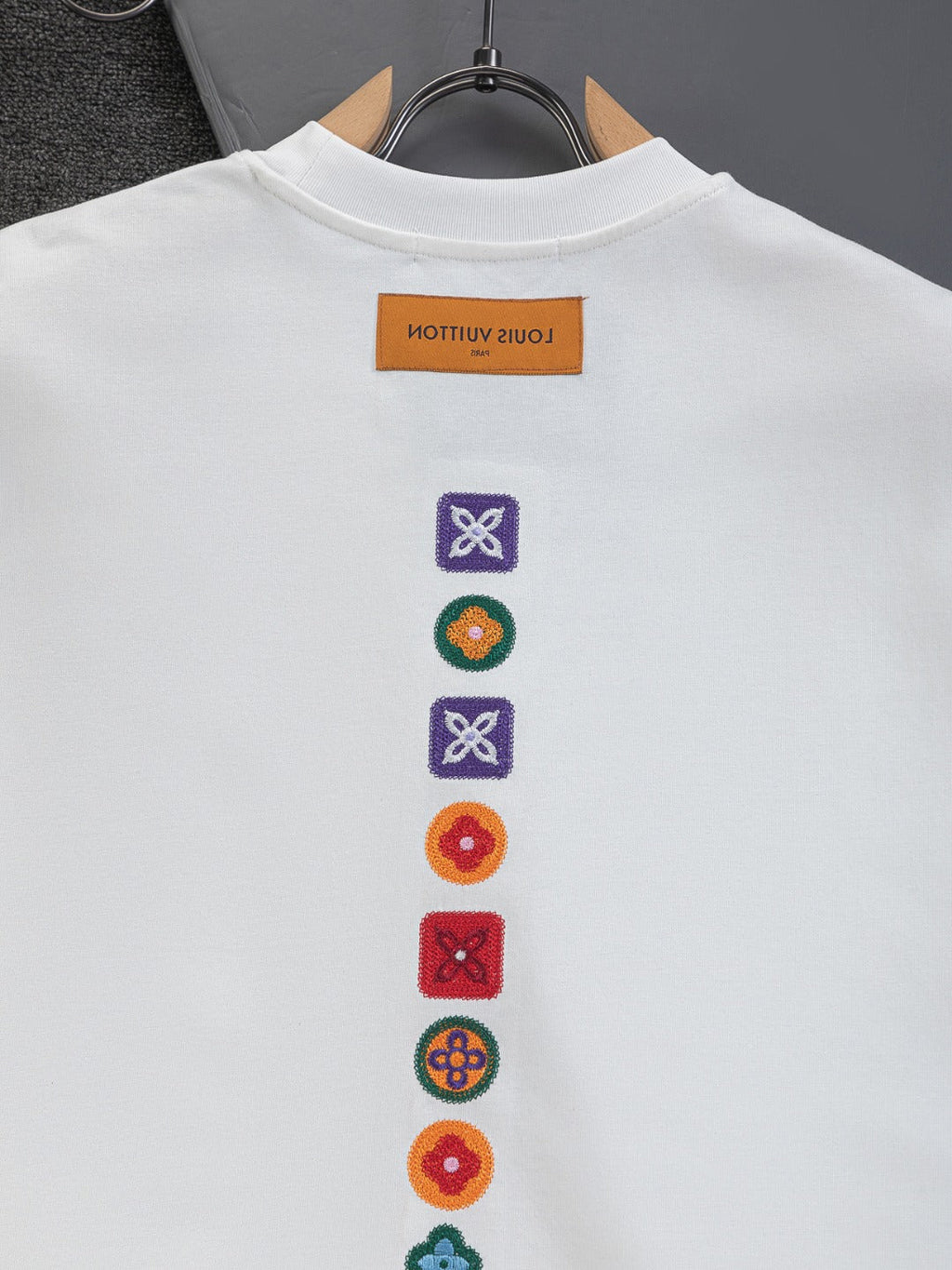 Four leaf clover embroidered round neck T-shirt