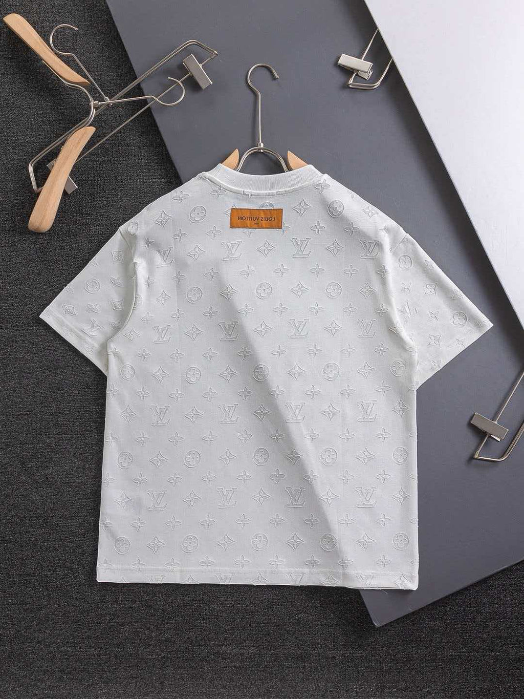 Full cut burnt letters short sleeved slightly wide