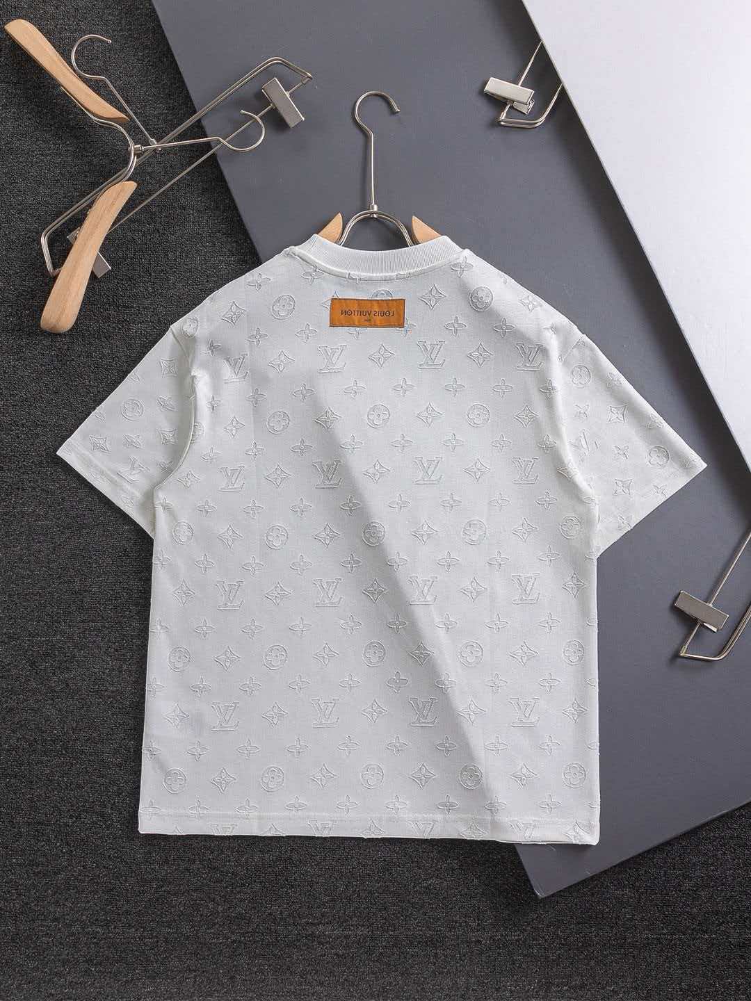 Full cut burnt letters short sleeved slightly wide
