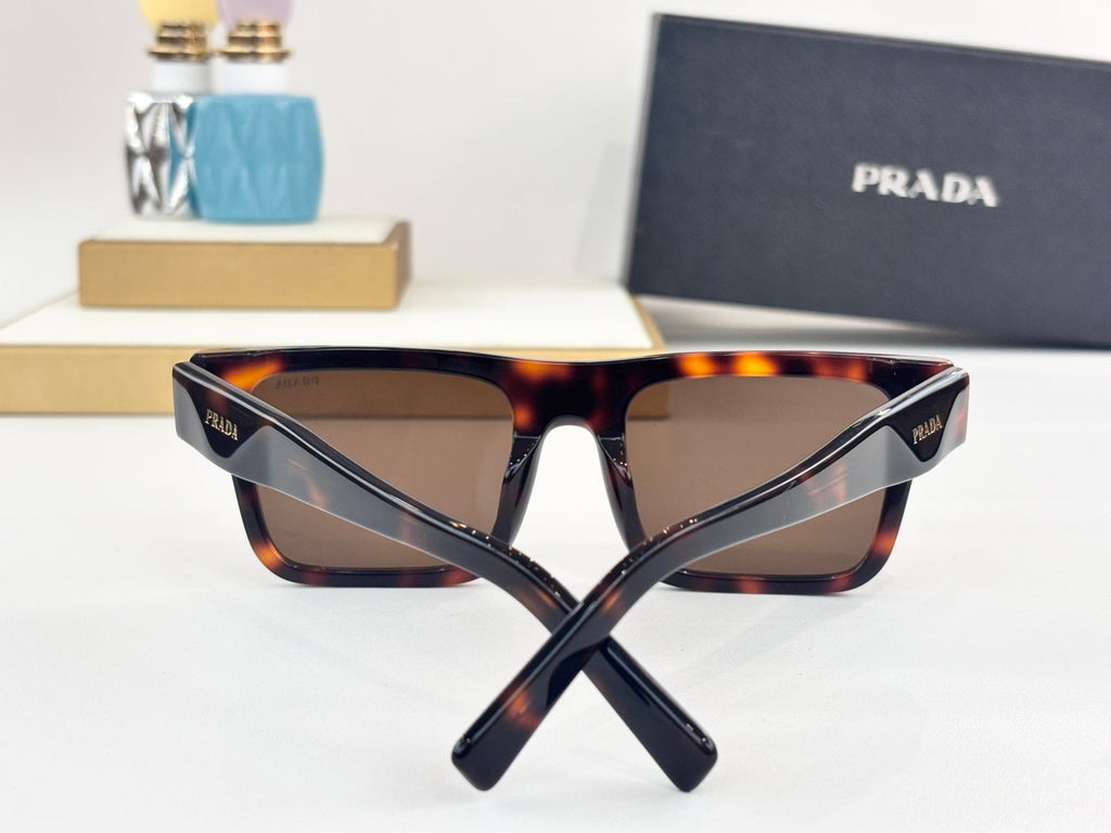 Wide edge fashionable sunglasses