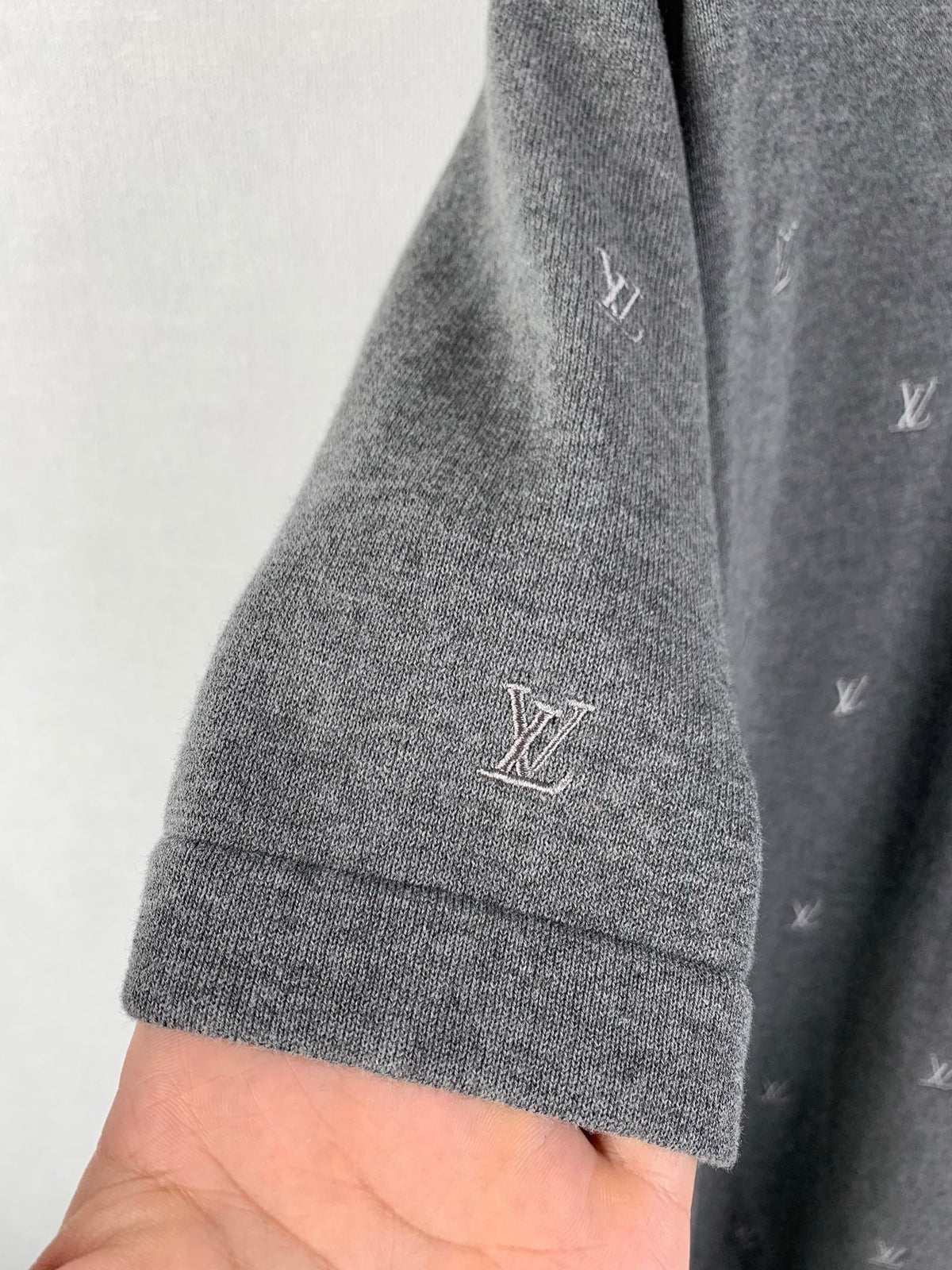 Small letter embroidered woolen short sleeved shirt