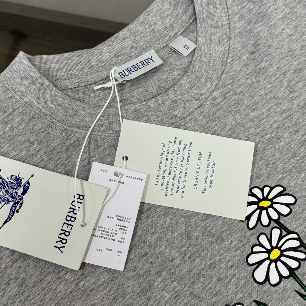 Latest short sleeved round neck T-shirt